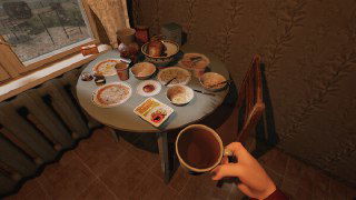 Скриншот: стол с простой едой и рука держит чашку — бытовая сцена, подчеркивающая меланхоличную атмосферу симуляции.