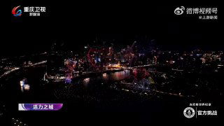 Аэрофотокадр масштабного шоу дронов над городской набережной: множество светящихся точек формируют сложные узоры в небе.