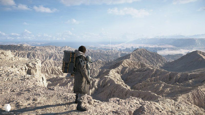 Персонаж с большим рюкзаком идёт по пустынному постапокалиптическому ландшафту с каменистыми хребтами на горизонте — атмосферный пейзаж игры.