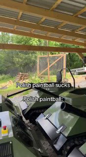 Пара мини-танков под навесом на участке с забором и лесом позади; видны элементы брони и текстовые надписи о польском пейнтболе на кадре.