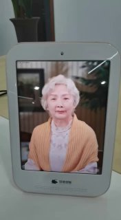 Цифровая фоторамка с портретом пожилой женщины — иллюстрация аватара ушедшего, в посте о deepfake‑тренде в Китае.