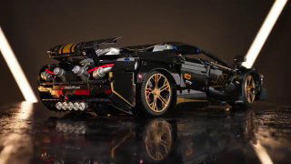 Задняя часть черной модели Tongshengju с выхлопными деталями и золотыми дисками — реалистичный профиль в стиле Lamborghini/Porsche.