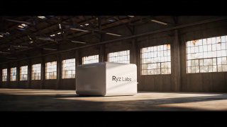 Промышленный интерьер с белым кубом и надписью Ryz Labs: большой ангар, боковое окно и минималистичный объект в центре.