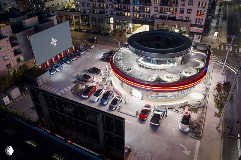 Илон Маск открыл Tesla Diner в Голливуде