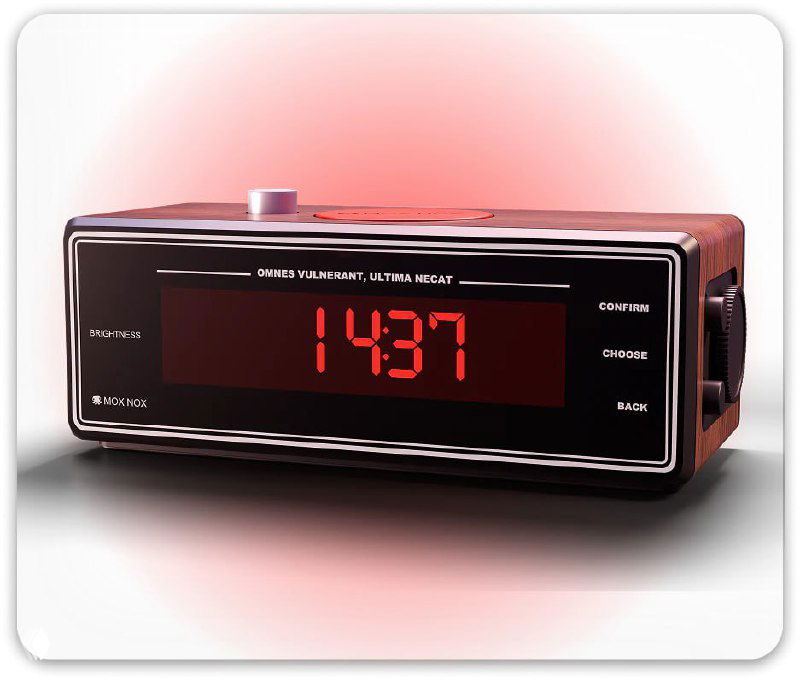 Электронный дисплей гаджета крупным планом: яркие красные цифры времени, тёмная лицевая панель и мягкая подсветка вокруг экрана в контексте устройства.