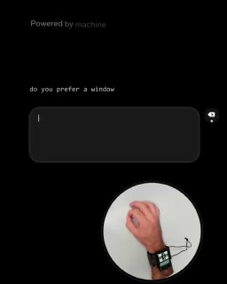 Рука с браслетом на запястье: демонстрация устройства Meta, виден экран браслета и провода — показ управления жестами для ПК и AR/VR.