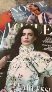 Крупный план стопки журналов с обложками Vogue и Guess, иллюстрирующий спорную рекламу с ИИ-генерированными моделями.