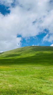 Зелёный холм и небо у Инструкторской щели (Фишт-Оштеновский массив), кадр, похожий на заставку Windows XP «Безмятежность».