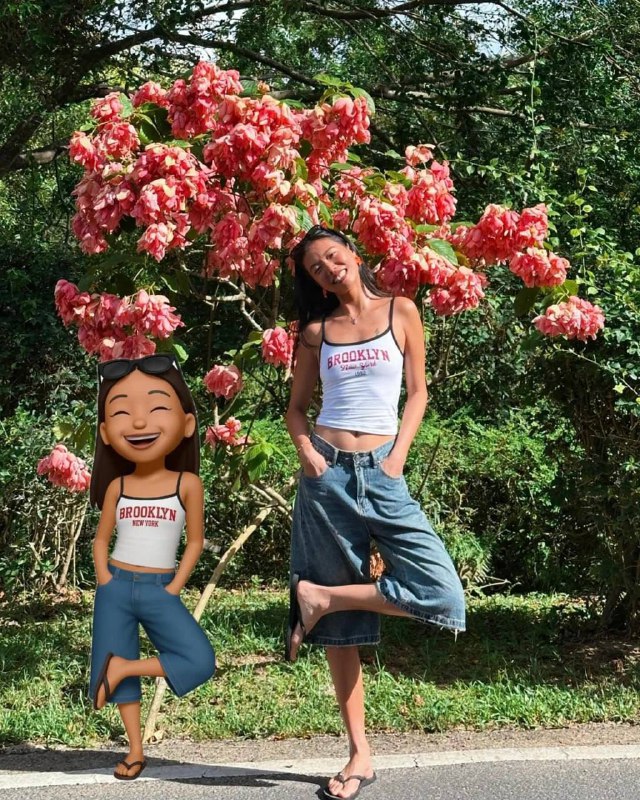 Женщина на фоне цветущего куста позирует в легком образе, рядом изображен мультяшный персонаж‑клон с такой же позой и улыбкой.