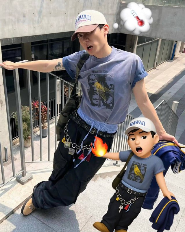 Парень в кепке и повседневной одежде стоит у перил, рядом добавлен мультяшный 3D‑клонированный персонаж в аналогичной одежде и позе.