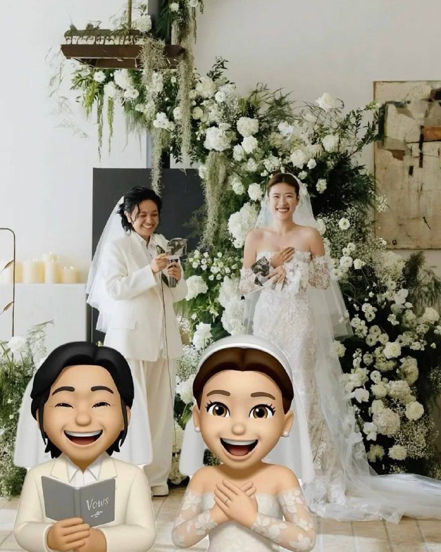 Свадебная сцена с женихом и невестой, перед ними размещены два дружелюбных Memoji‑клона, сочетание реальной фотографии и мультяшной стилизации.