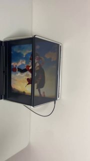 Маленькая угловая установка с экраном, на котором видна проекция персонажа в стиле аниме — тестовый стенд технологии.