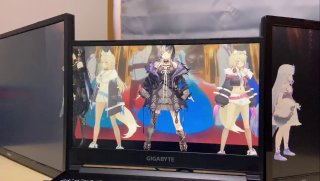 Широкий монитор и ноутбук с несколькими аниме‑персонажами на экране — пример одновременной проекции на несколько поверхностей.