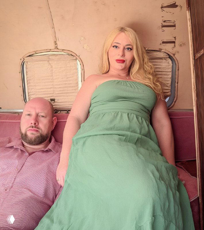 Женщина в зелёном платье стоит у сидящего мужчины внутри вагончика; кадр напоминает постановочное фото для социальных сетей и выглядит сгенерированным ИИ.