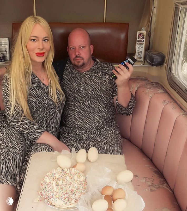 Пара в вагончике сидит за столом с продуктами и яйцами; сцена бытового свидания с подчёркнутой стилизацией и эффектами, свойственными ИИ-картинкам.