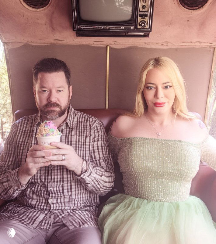 Женщина в зелёном платье рядом с мужчиной, держащим мороженое; кадр выглядит как постановочное фото для соцсетей с возможной генерацией нейросетью.