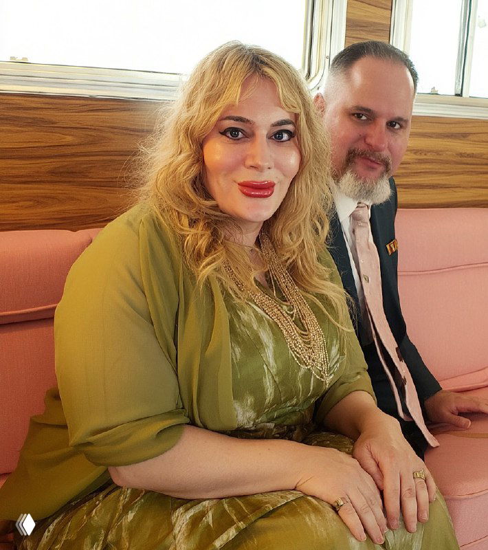 Женщина и мужчина в формальной одежде сидят рядом в вагончике; изображение выглядит как фирменный визуал для социальных сетей с признаками генерации нейросетью.