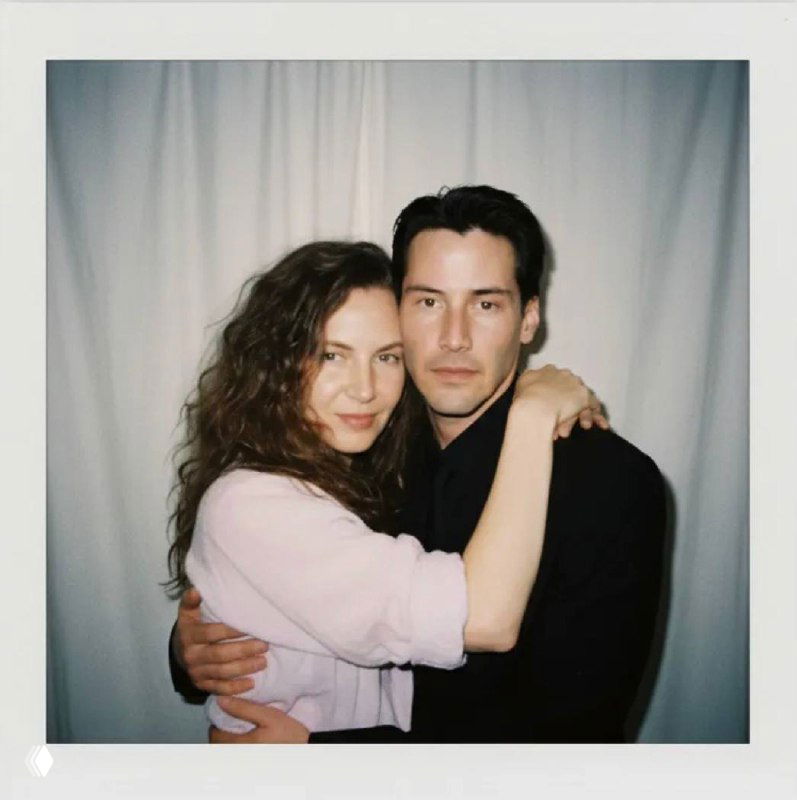 Полароидный портрет: мужчина и женщина обнимаются на однотонном фоне; естественные позы и мягкое рассеянное освещение, как случайный кадр.