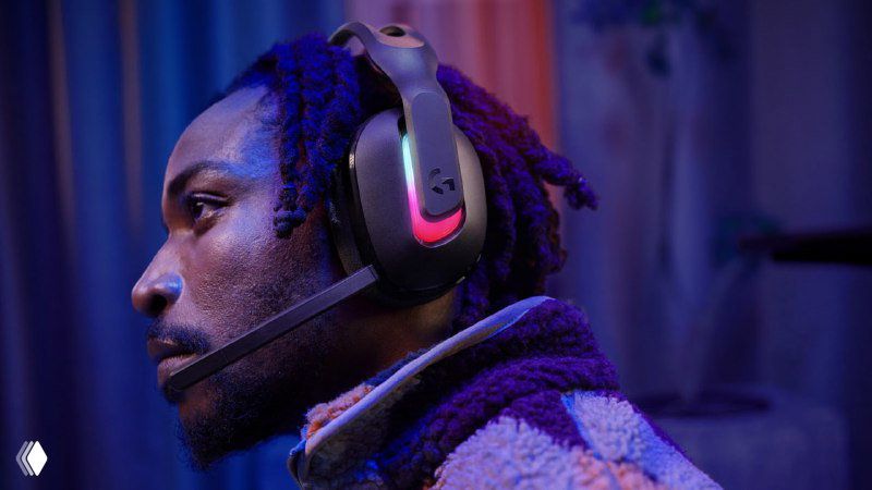 Профиль мужчины в тёмных наушниках Logitech с микрофоном; акцент на эргономике, посадке и внешнем виде гарнитуры в реальном использовании.