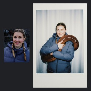 Полароидное фото женщины в пуховике, обнимающей длинного витого существа на тёмном фоне, мягкий тёплый плёночный эффект снимка.