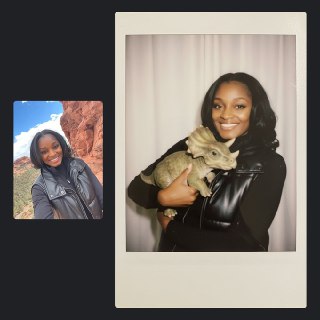 Полароидный портрет улыбающейся женщины, держащей экзотическое рептилообразное существо, фон затемнён, снимок с эффектом пленочной камеры.