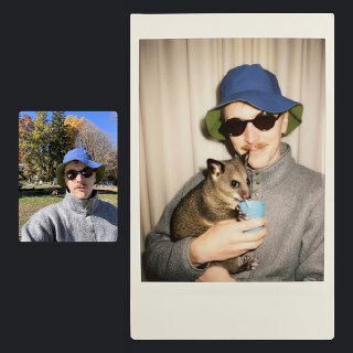 Полароидная фотография человека в панаме и солнцезащитных очках, держащего небольшое млекопитающее в руках на нейтральном фоне.