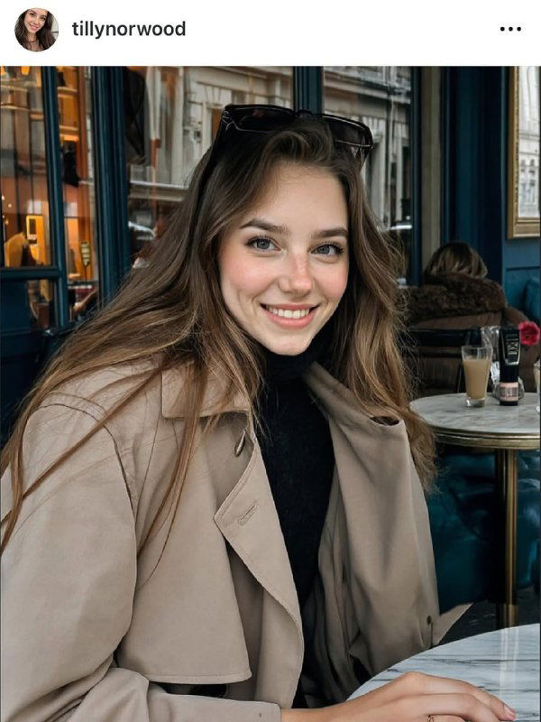 Кафе-кадр с улыбающейся молодой женщиной в лёгком плаще — образ нейросетевой актрисы в непринуждённой обстановке.