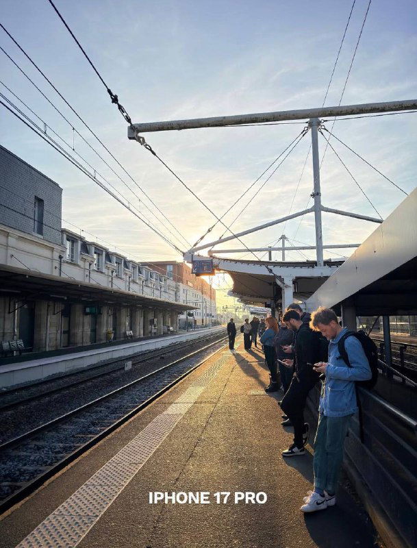 Платформа и люди при дневном свете, подпись «IPHONE 17 PRO» — сравнение динамического диапазона и резкости между моделями на одинаковой локации.