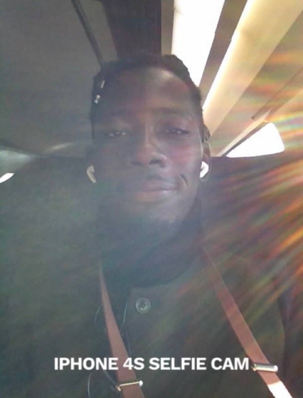 Селфи в поезде с подписью «IPHONE 4S SELFIE CAM» — тёмный контражурный кадр с воздушными бликами и мягкой атмосферой оригинальной камеры.