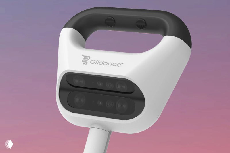 Крупный план рукояти и сенсорного блока трости Glidance с несколькими датчиками и индикаторами на фоне светлого градиента, демонстрация дизайна устройства