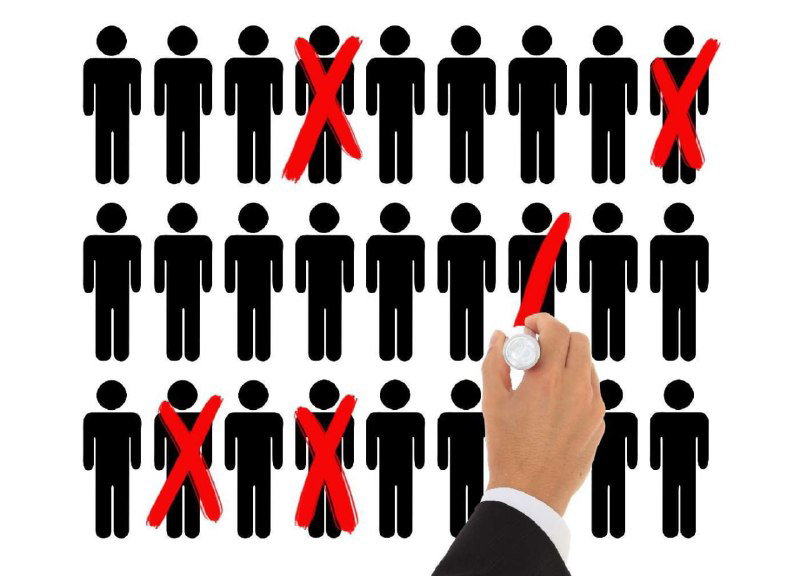 Иллюстрация массовых увольнений: множество пиктограмм людей, несколько фигур перечеркнуты красным крестом, рука рисует отметки