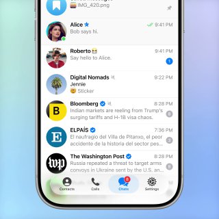 Экран приложения Telegram с перечнем чатов на iPhone: видно стандартный список контактов и уведомления, демонстрация адаптированного интерфейса в обновлённой теме приложения.