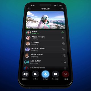 Скриншот группового звонка в Telegram на iPhone: интерфейс звонка с участниками, кнопками управления и возможностью оставлять реакции и комментарии во время звонка.