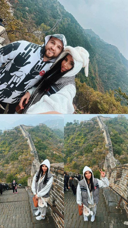 Селфи автора и спутника на стене: улыбающиеся люди в тёплой одежде на фоне каменных бастионов и осенней растительности вокруг.