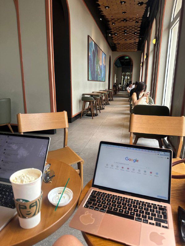 Кофе и ноутбуки на столе в кафе: рабочая сессия, удалённая работа и проверка домашних заданий учениц в уютной кофейне.