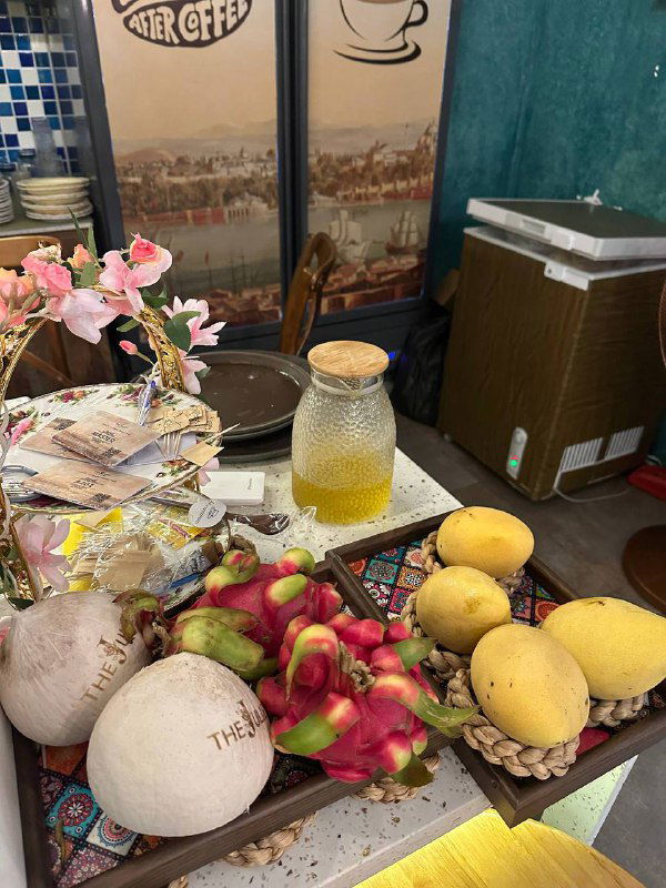 Поднос с экзотическими фруктами: дуриан, рамбутан, манго и другие сезонные плоды, выставленные на прилавке или в кафе на острове.