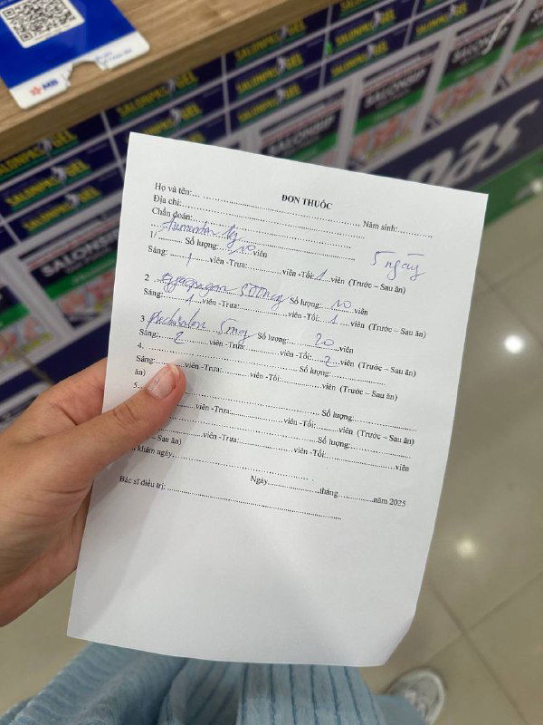 Рукописный лист с медицинскими заметками или назначением, который держит автор на фоне аптеки/клиники — рецепт и инструкции по лечению.