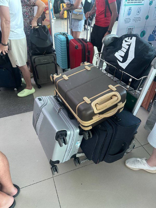 Тележка с чемоданами и дорожными сумками в аэропорту — визуал длинного дня, пересадок и багажных моментов до острова Боракай.