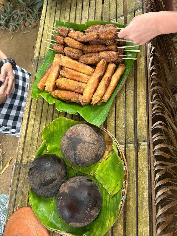 Блюдо с уличной едой и фрукты на банановых листьях: жареные и запечённые угощения в деревенской подаче на фермерском рынке