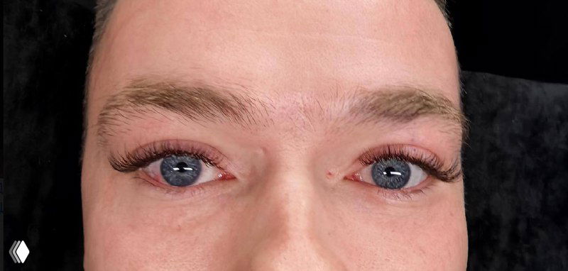 Крупный план глаз мужчины после наращивания ресниц — результат работы ученицы: аккуратные пучки и естественный объём.