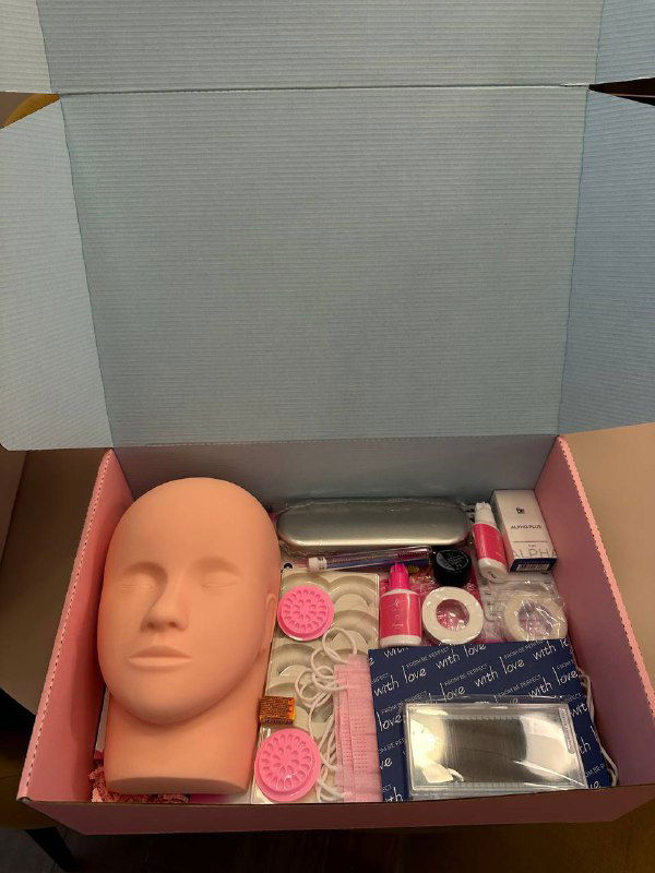 Открытый лэш‑бокс с манекен‑головой для практики, пинцетами, клеем, ресницами, щёточками и методичкой — комплект для обучения лэшмастера.