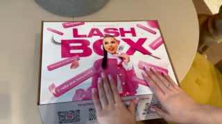Руки мастера с маникюром распаковывают брендированную коробку «LASH BOX» на столе — видны упаковка, логотип и часть содержимого короба