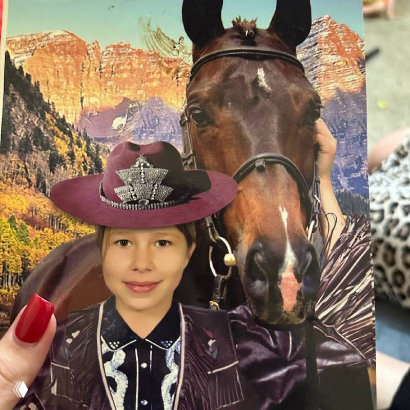 Фотография детского портрета с шляпой и лошадью на фоне: старая карточка в руках, показывающая детские годы и воспоминания из поселка.