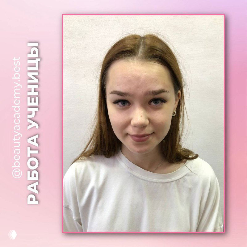 Портрет молодой клиентки до/после (вид лица) с естественным наращиванием ресниц — пример результата работы ученицы академии.