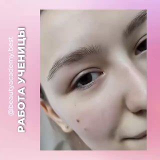 Крупный план глаза клиентки до/после наращивания ресниц: виден естественный рост ресниц, симметрия и аккуратная работа ученицы вблизи.