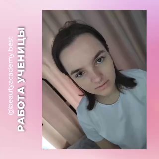 Портрет клиентки после процедуры наращивания ресниц: общая картина внешнего вида, естественный макияж и аккуратный контур взгляда.