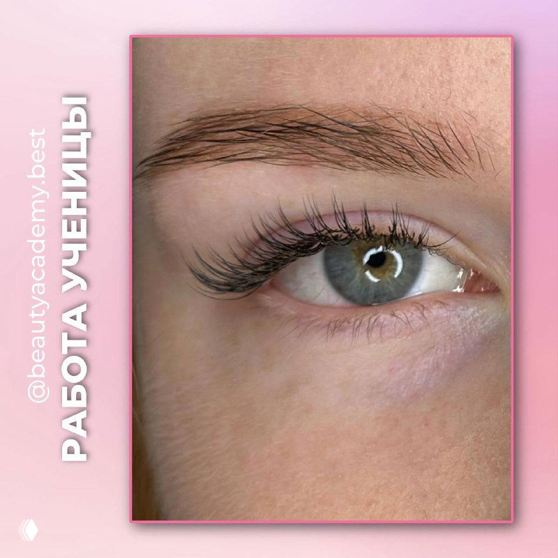 Крупный план глаза с наращенными ресницами: детально виден результат, изгиб ресниц, длина и аккуратная приклейка у линии роста.