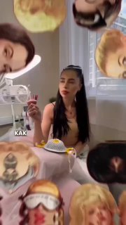 Женщина в кабинете мастера по наращиванию ресниц демонстрирует приём; в кадре видны декоративные маски — превью урока.