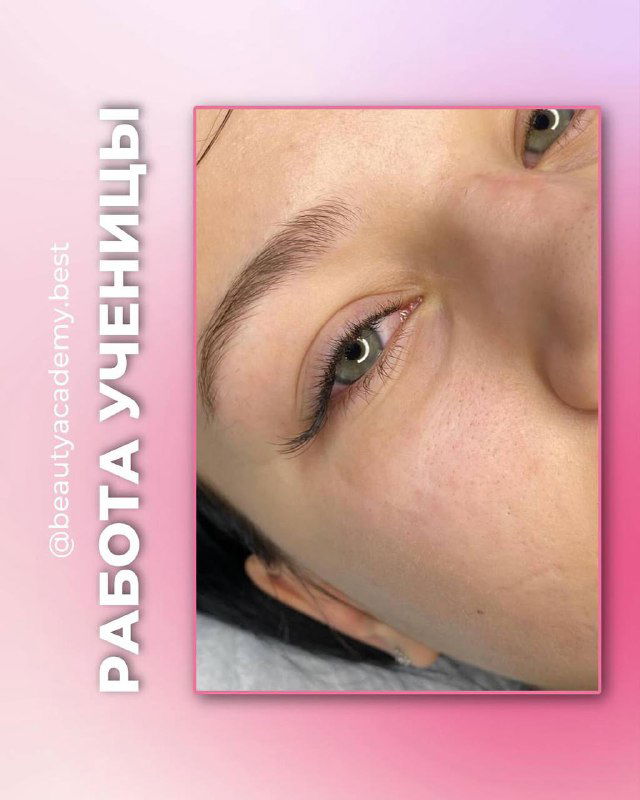 Крупный план лица с результатом наращивания: аккуратные изгибы, ровная симметрия и естественный объём, розовый фон и рамка.