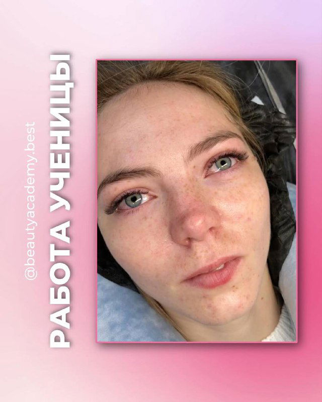 Портрет клиентки в кресле после процедуры: видны аккуратно наращенные ресницы и лёгкое покраснение кожи после работы, студийный кадр.